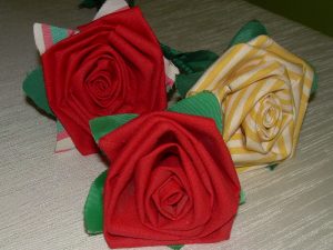 ROSES DE TELA ARTESANALS I PUNT DE LLIBRE DE REGAL