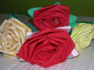 ROSES DE TELA ARTESANALS I PUNT DE LLIBRE DE REGAL